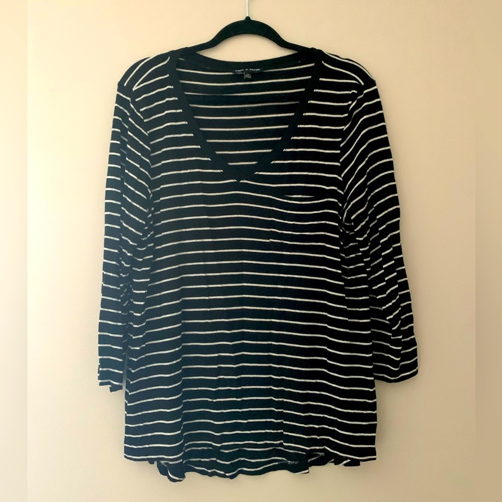 B&W striped relaxed fit 3/4 sleeve top, v-neck